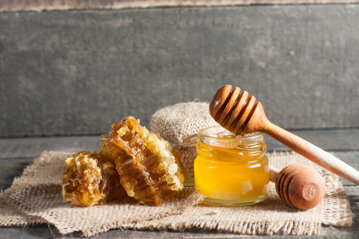 τα οφέλη της φυσικής ακμής manuka μέλι