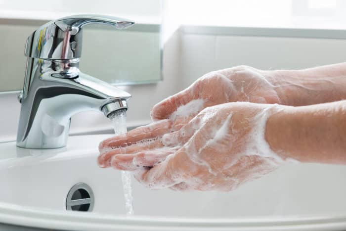 πλύνετε τα χέρια μετά από την τουαλέτα