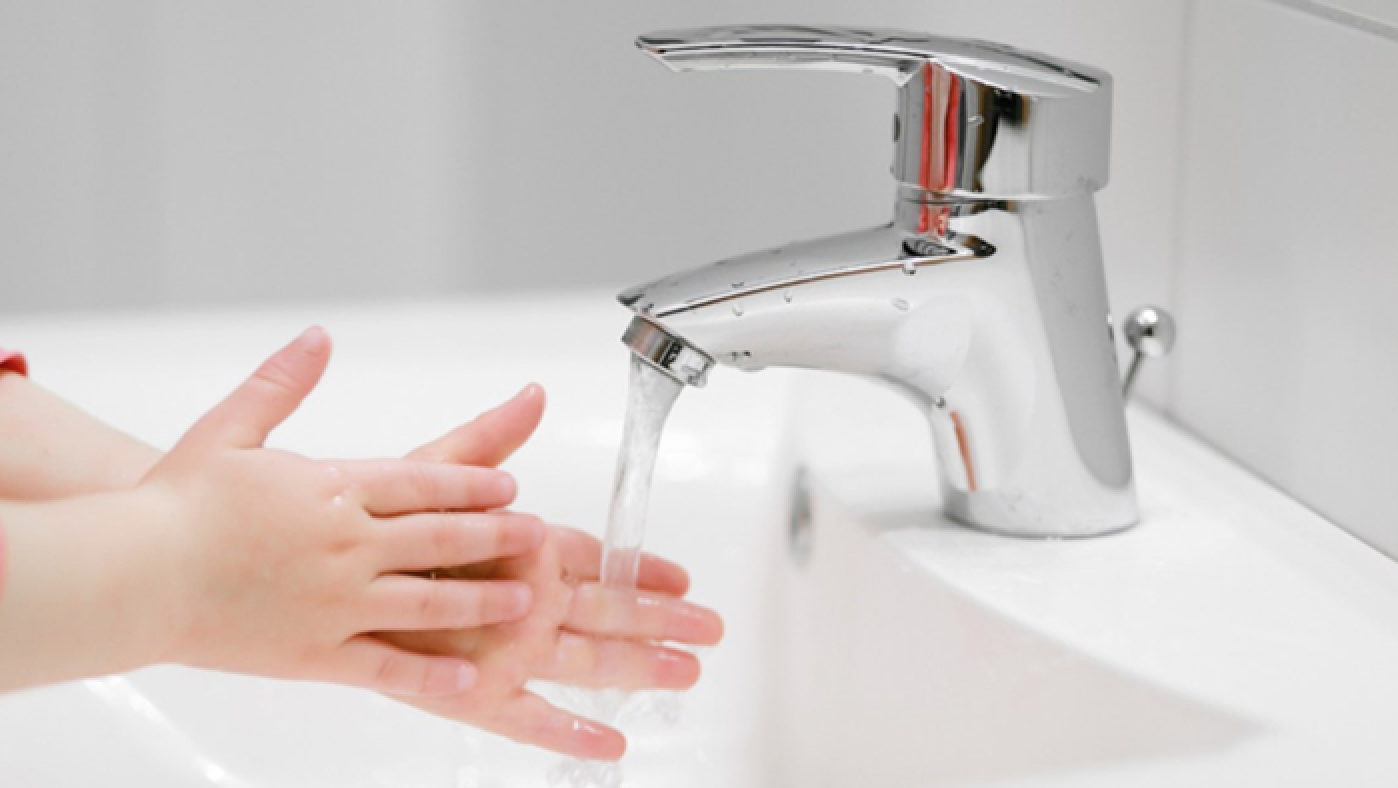 πλύνετε τα χέρια με τρεχούμενο νερό