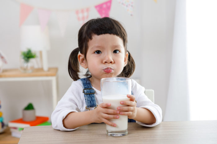 τα παιδιά πίνουν αγελαδινό γάλα
