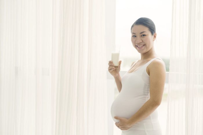 οι έγκυες γυναίκες πίνουν γάλα