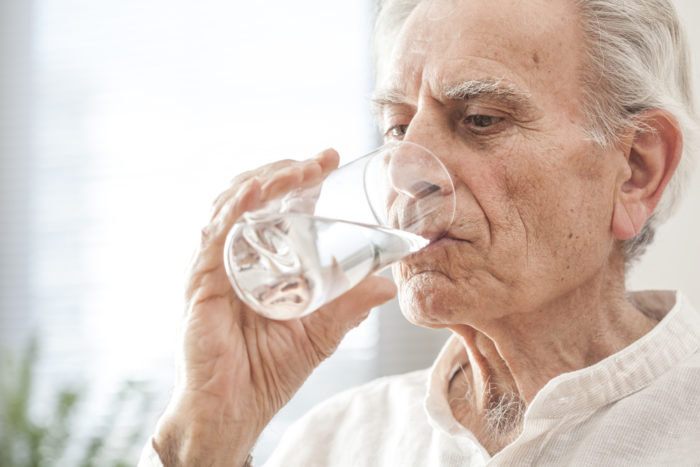 ηλικιωμένοι πίνουν νερό