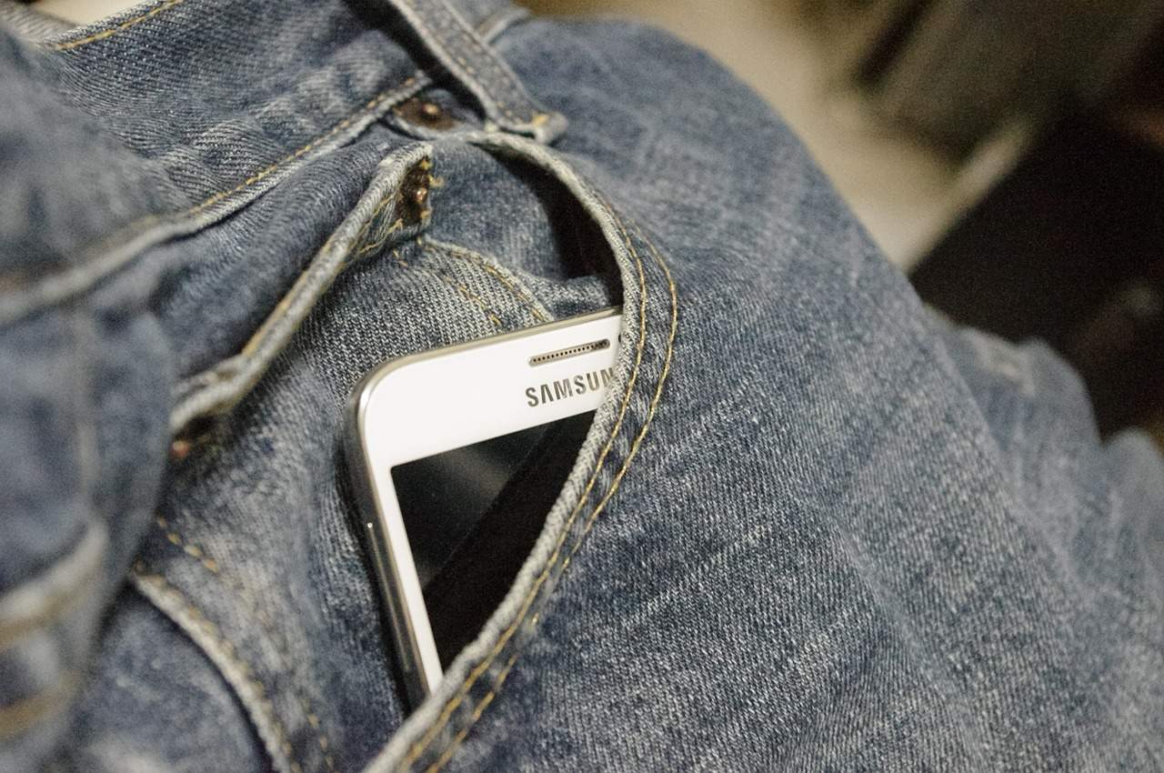 ακτινοβολία κινητού τηλεφώνου στην τσέπη παντελονιού