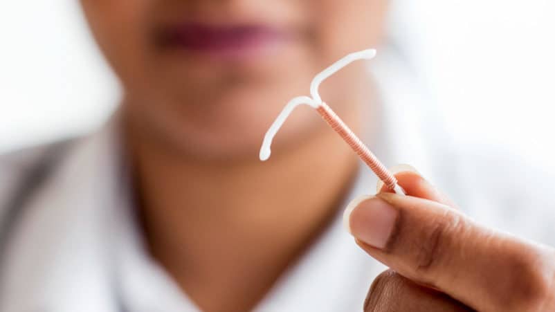 χρησιμοποιώντας το IUD KB Spiral εξακολουθεί να είναι έγκυος