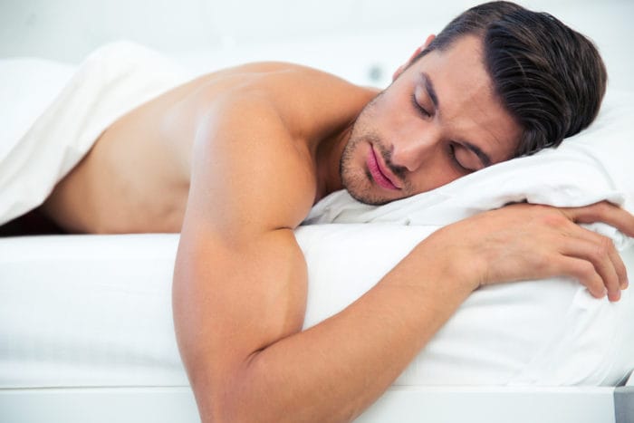 τα οφέλη του ύπνου γυμνό