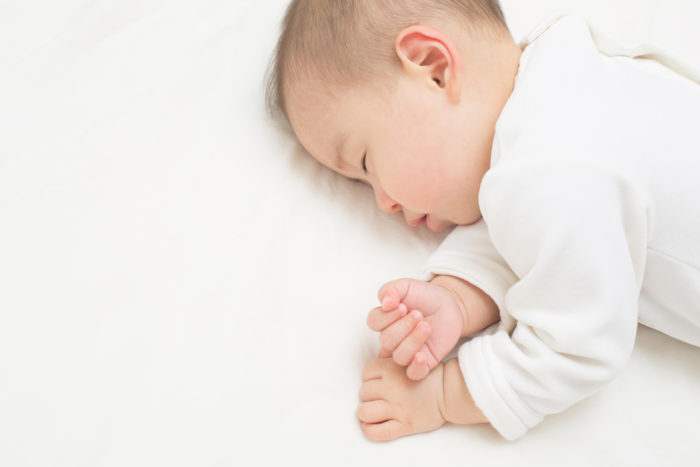 το μωρό κοιμάται μετά το εμβόλιο
