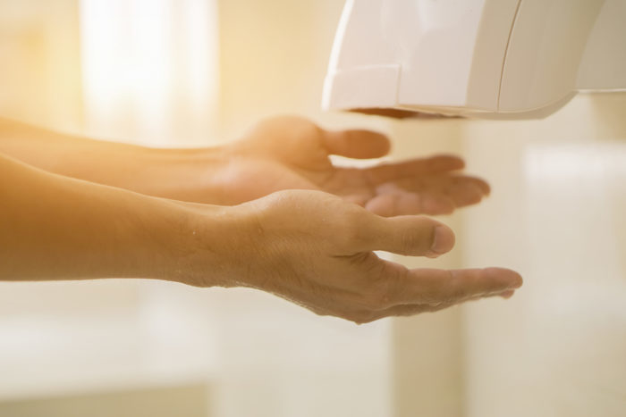 Ξήρανση των χεριών με μηχανή στεγνώματος Αντί να διανέμουν περισσότερα μικρόβια